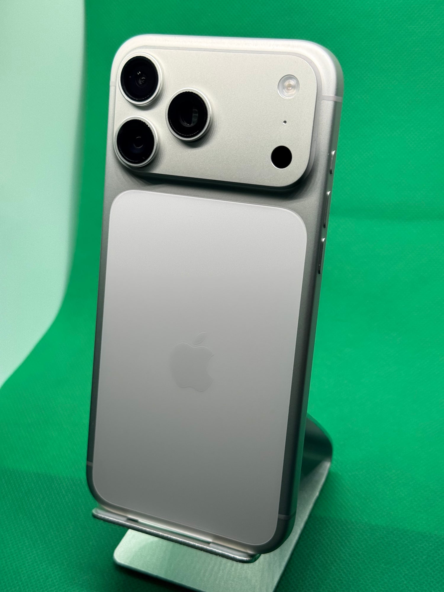 iPhone 17