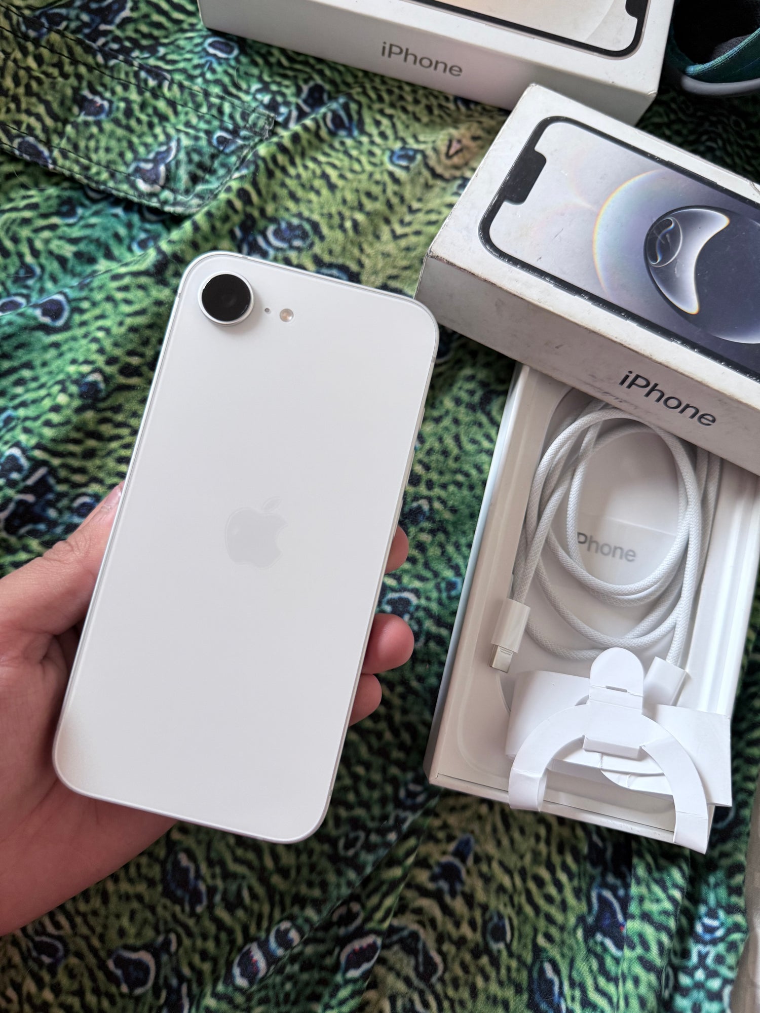 iPhone SE / 16e